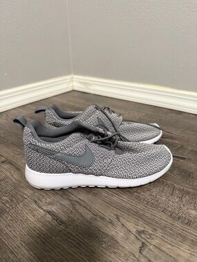 Nike Kids Roshe Gray Knit Sneakers with White Sole